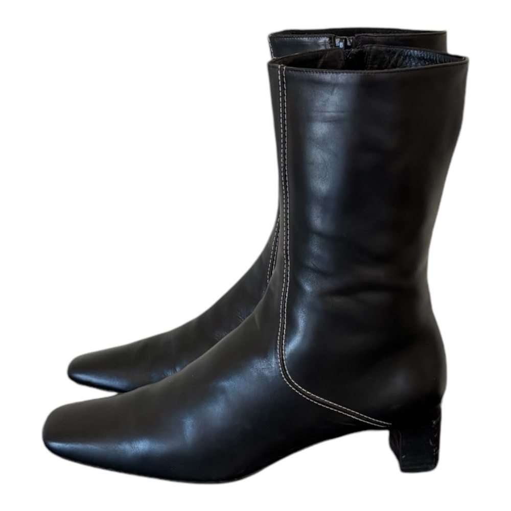 Size 10 Vintage short black genuine leather women low heel zip up ankle boots.